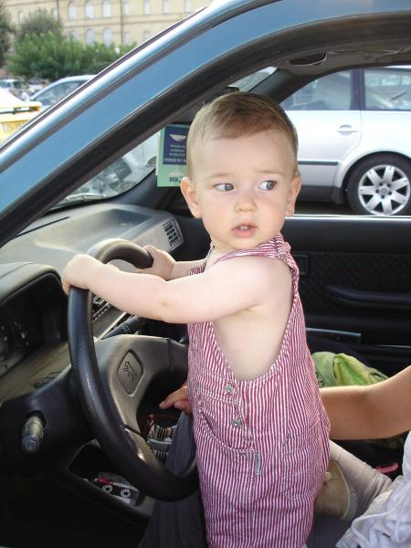 Premi�re le�on de conduite...attention aux angles morts!