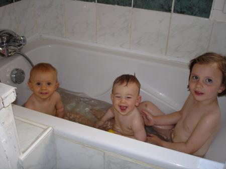 Au bain avec les cousines!